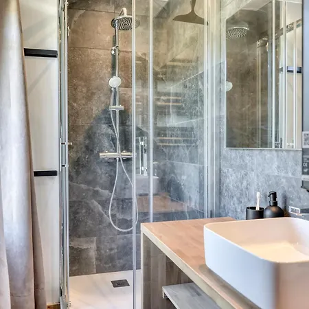 Apartment 3 Chambres, Terrasse Sud/ouest, Parking - - Fr-1-453-331 *